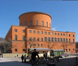 Stockholms stadsbibliotek, Foto: Andreas Ribbefjord, Källa: https://commons.wikimedia.org/wiki/File:Stockholms-stadsbibliotek-2003-04-14.jpg